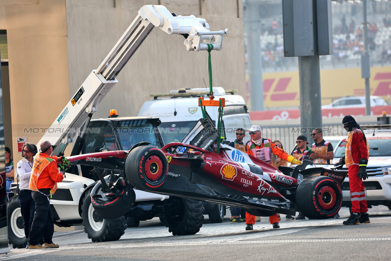GP ABU DHABI, The Ferrari SF-25 of Lewis Hamilton (GBR), who crashed in the third practice session, is recovered back to the pits.
06.12.2025. Formula 1 World Championship, Rd 24, Abu Dhabi Grand Prix, Yas Marina Circuit, Abu Dhabi, Qualifiche Day.
- www.xpbimages.com, EMail: requests@xpbimages.com © Copyright: Batchelor / XPB Images