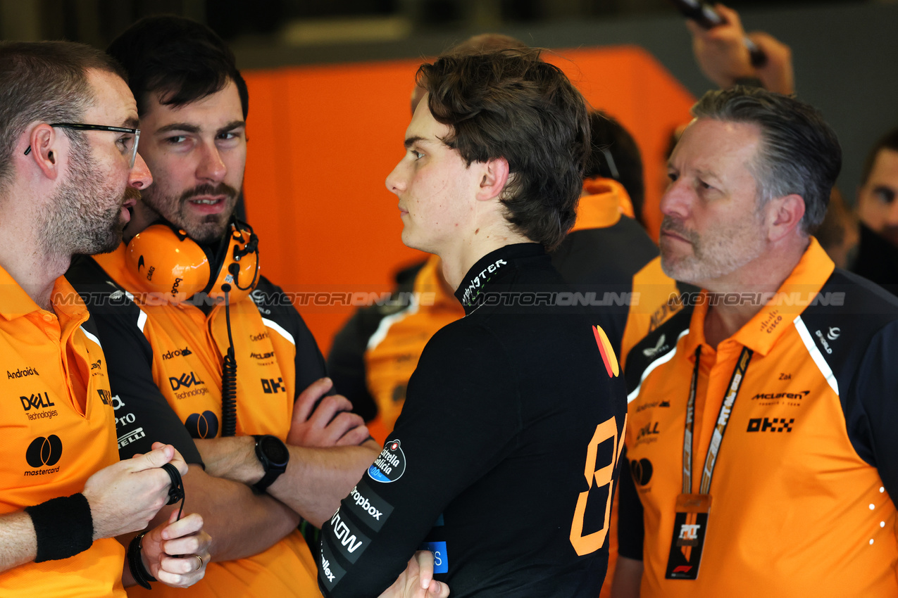 GP ABU DHABI, Oscar Piastri (AUS) McLaren.
06.12.2025. Formula 1 World Championship, Rd 24, Abu Dhabi Grand Prix, Yas Marina Circuit, Abu Dhabi, Qualifiche Day.
- www.xpbimages.com, EMail: requests@xpbimages.com © Copyright: Batchelor / XPB Images
