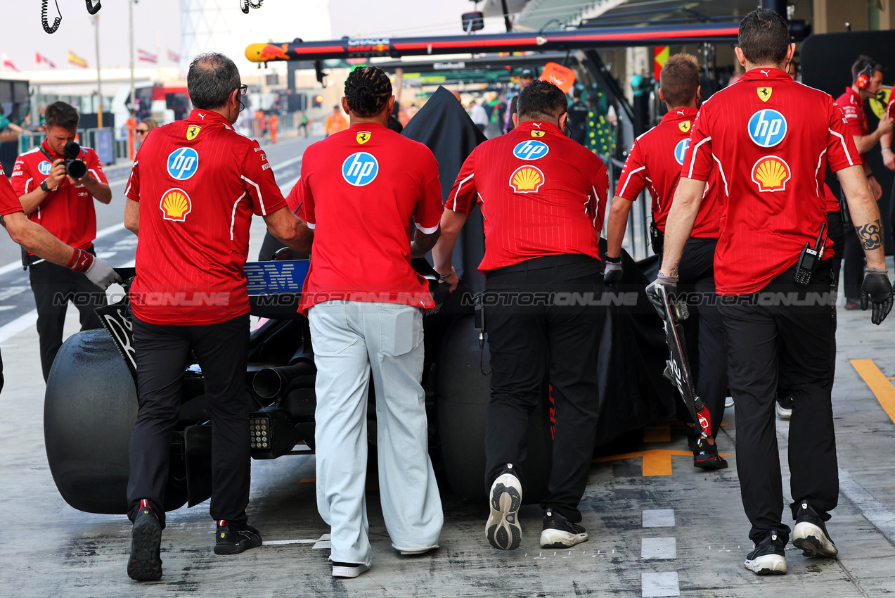 GP ABU DHABI, Lewis Hamilton (GBR) Ferrari, who crashed in the third practice session, helps recover his Ferrari SF-25 back in the pits.
06.12.2025. Formula 1 World Championship, Rd 24, Abu Dhabi Grand Prix, Yas Marina Circuit, Abu Dhabi, Qualifiche Day.
- www.xpbimages.com, EMail: requests@xpbimages.com © Copyright: Batchelor / XPB Images