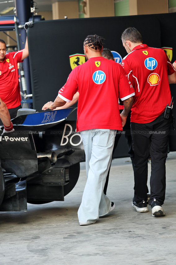 GP ABU DHABI, Lewis Hamilton (GBR) Ferrari, who crashed in the third practice session, helps recover his Ferrari SF-25 back in the pits.

06.12.2025. Formula 1 World Championship, Rd 24, Abu Dhabi Grand Prix, Yas Marina Circuit, Abu Dhabi, Qualifiche Day.

- www.xpbimages.com, EMail: requests@xpbimages.com © Copyright: Batchelor / XPB Images