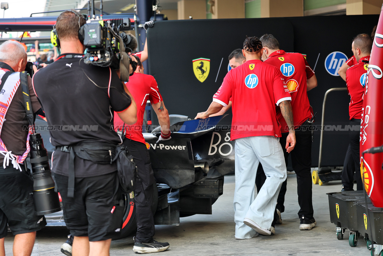 GP ABU DHABI, Lewis Hamilton (GBR) Ferrari, who crashed in the third practice session, helps recover his Ferrari SF-25 back in the pits.
06.12.2025. Formula 1 World Championship, Rd 24, Abu Dhabi Grand Prix, Yas Marina Circuit, Abu Dhabi, Qualifiche Day.
- www.xpbimages.com, EMail: requests@xpbimages.com © Copyright: Batchelor / XPB Images
