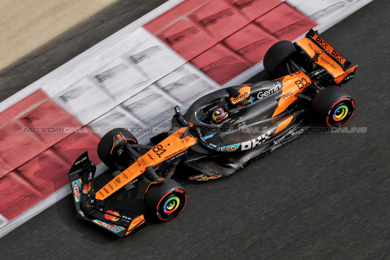 GP ABU DHABI, Oscar Piastri (AUS) McLaren MCL39.
06.12.2025. Formula 1 World Championship, Rd 24, Abu Dhabi Grand Prix, Yas Marina Circuit, Abu Dhabi, Qualifiche Day.
- www.xpbimages.com, EMail: requests@xpbimages.com © Copyright: Moy / XPB Images