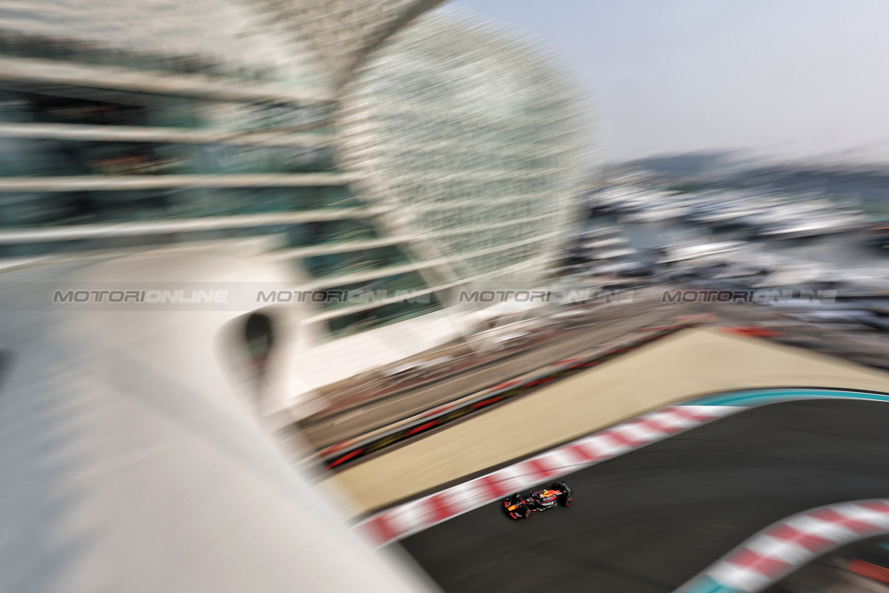GP ABU DHABI, Yuki Tsunoda (JPN) Red Bull Racing RB21.
06.12.2025. Formula 1 World Championship, Rd 24, Abu Dhabi Grand Prix, Yas Marina Circuit, Abu Dhabi, Qualifiche Day.
- www.xpbimages.com, EMail: requests@xpbimages.com © Copyright: Moy / XPB Images