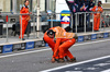 GP ABU DHABI, Marshals clear debris from the pitlane collision involving Yuki Tsunoda (JPN) Red Bull Racing RB21 e Andrea Kimi Antonelli (ITA) Mercedes AMG F1 W16 in the third practice session.

06.12.2025. Formula 1 World Championship, Rd 24, Abu Dhabi Grand Prix, Yas Marina Circuit, Abu Dhabi, Qualifiche Day.

- www.xpbimages.com, EMail: requests@xpbimages.com © Copyright: Batchelor / XPB Images
