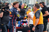 GP ABU DHABI, (L to R): Pole sitter Max Verstappen (NLD) Red Bull Racing with Zak Brown (USA) McLaren Executive Director in qualifying parc ferme.

06.12.2025. Formula 1 World Championship, Rd 24, Abu Dhabi Grand Prix, Yas Marina Circuit, Abu Dhabi, Qualifiche Day.

- www.xpbimages.com, EMail: requests@xpbimages.com © Copyright: Charniaux / XPB Images