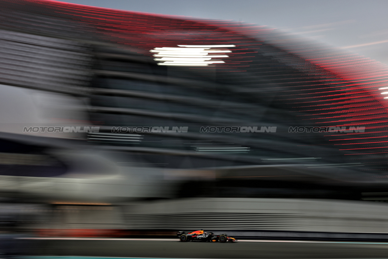 GP ABU DHABI, Max Verstappen (NLD) Red Bull Racing RB21.
05.12.2025. Formula 1 World Championship, Rd 24, Abu Dhabi Grand Prix, Yas Marina Circuit, Abu Dhabi, Practice Day.
- www.xpbimages.com, EMail: requests@xpbimages.com © Copyright: Charniaux / XPB Images