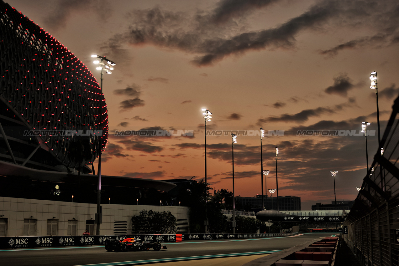GP ABU DHABI, Max Verstappen (NLD) Red Bull Racing RB21.

05.12.2025. Formula 1 World Championship, Rd 24, Abu Dhabi Grand Prix, Yas Marina Circuit, Abu Dhabi, Practice Day.

- www.xpbimages.com, EMail: requests@xpbimages.com © Copyright: Charniaux / XPB Images