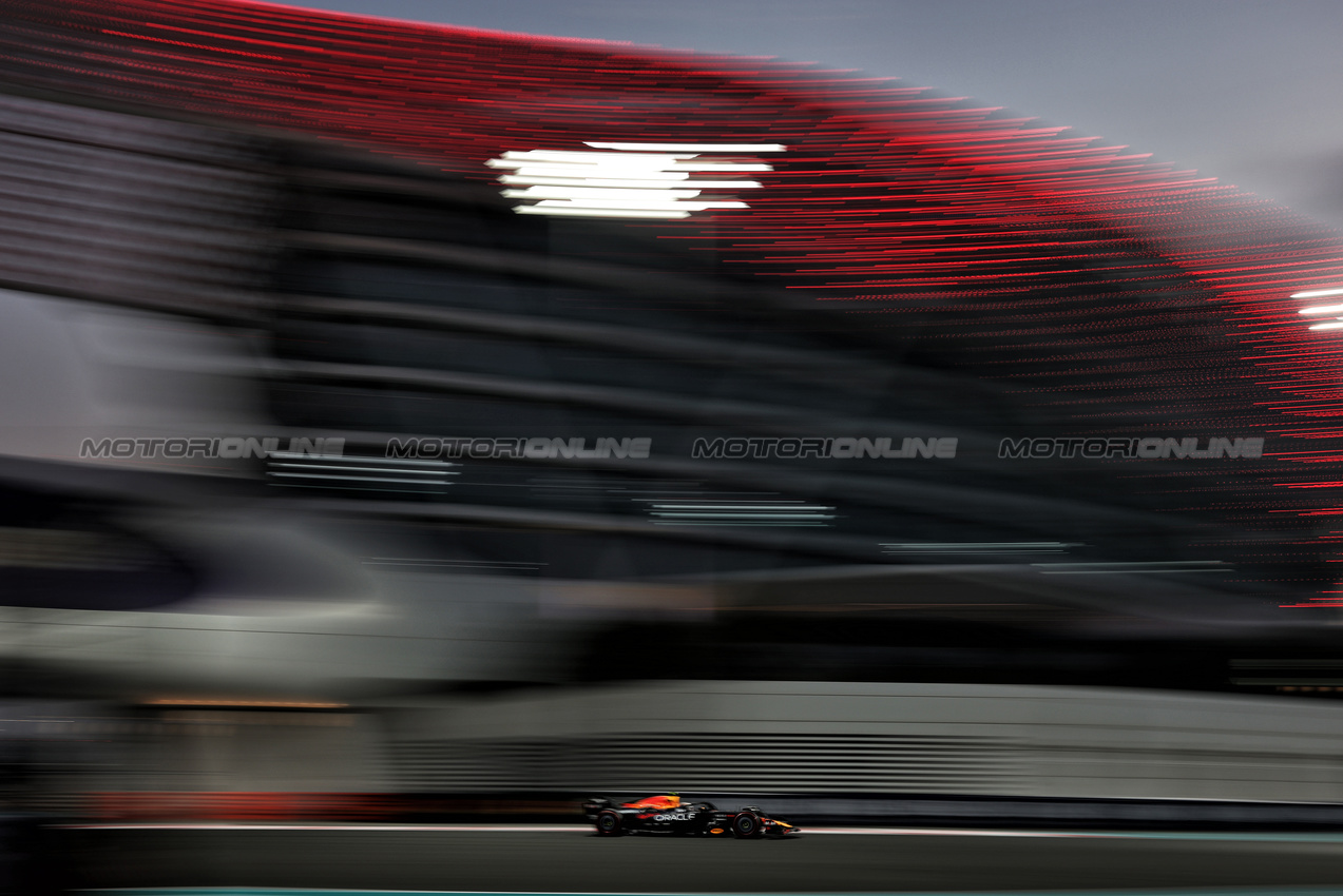 GP ABU DHABI, Yuki Tsunoda (JPN) Red Bull Racing RB21.

05.12.2025. Formula 1 World Championship, Rd 24, Abu Dhabi Grand Prix, Yas Marina Circuit, Abu Dhabi, Practice Day.

- www.xpbimages.com, EMail: requests@xpbimages.com © Copyright: Charniaux / XPB Images