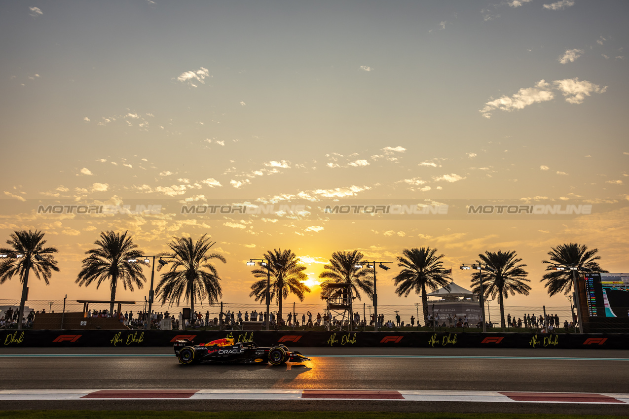 GP ABU DHABI, Yuki Tsunoda (JPN) Red Bull Racing RB21.

05.12.2025. Formula 1 World Championship, Rd 24, Abu Dhabi Grand Prix, Yas Marina Circuit, Abu Dhabi, Practice Day.

- www.xpbimages.com, EMail: requests@xpbimages.com © Copyright: Bearne / XPB Images