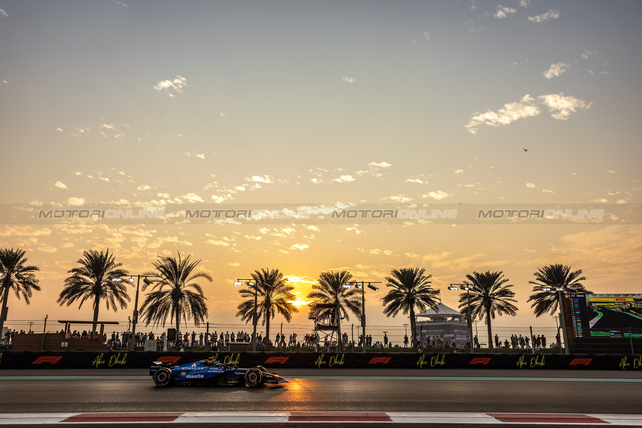 GP ABU DHABI, Carlos Sainz (ESP) Atlassian Williams Racing FW47.
05.12.2025. Formula 1 World Championship, Rd 24, Abu Dhabi Grand Prix, Yas Marina Circuit, Abu Dhabi, Practice Day.
- www.xpbimages.com, EMail: requests@xpbimages.com © Copyright: Bearne / XPB Images
