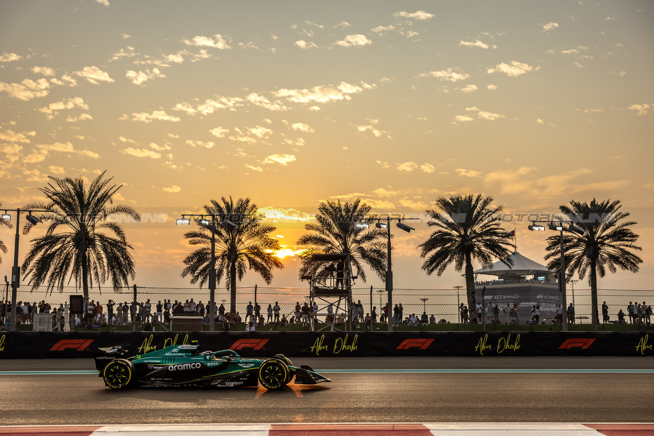 GP ABU DHABI, Fernando Alonso (ESP) Aston Martin F1 Team AMR25.
05.12.2025. Formula 1 World Championship, Rd 24, Abu Dhabi Grand Prix, Yas Marina Circuit, Abu Dhabi, Practice Day.
- www.xpbimages.com, EMail: requests@xpbimages.com © Copyright: Bearne / XPB Images