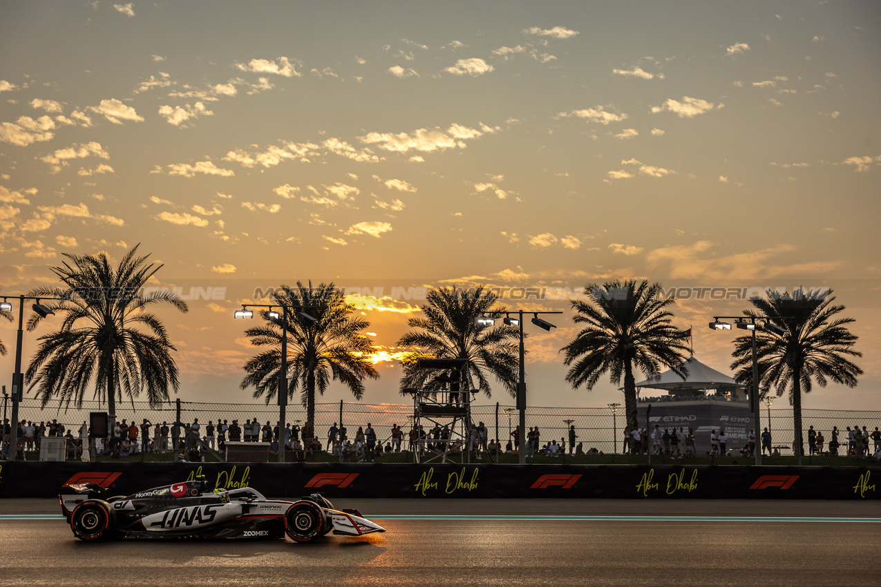 GP ABU DHABI, Oliver Bearman (GBR) Haas VF-25.
05.12.2025. Formula 1 World Championship, Rd 24, Abu Dhabi Grand Prix, Yas Marina Circuit, Abu Dhabi, Practice Day.
- www.xpbimages.com, EMail: requests@xpbimages.com © Copyright: Bearne / XPB Images
