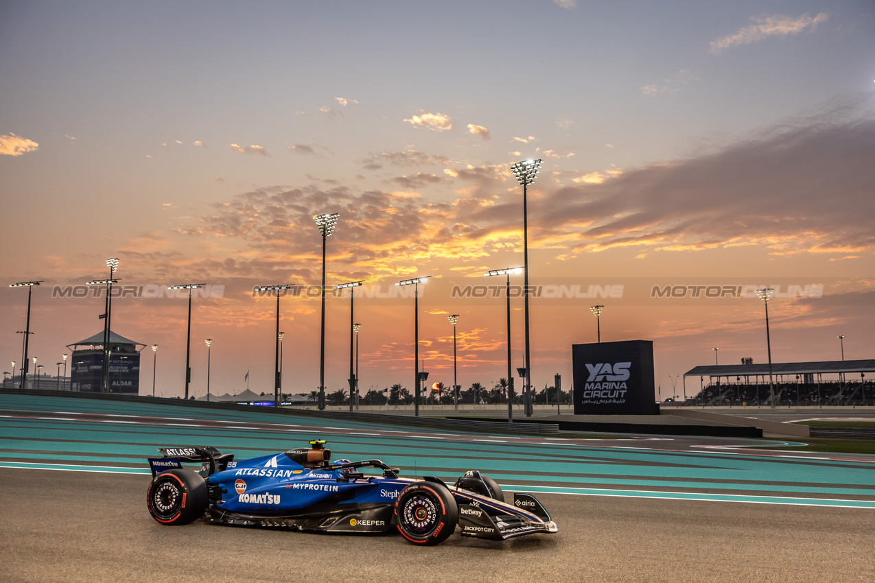 GP ABU DHABI, Carlos Sainz (ESP) Atlassian Williams Racing FW47.

05.12.2025. Formula 1 World Championship, Rd 24, Abu Dhabi Grand Prix, Yas Marina Circuit, Abu Dhabi, Practice Day.

- www.xpbimages.com, EMail: requests@xpbimages.com © Copyright: Bearne / XPB Images