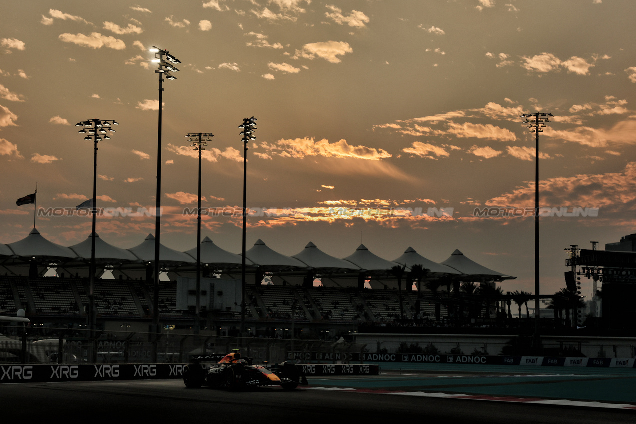 GP ABU DHABI, Yuki Tsunoda (JPN) Red Bull Racing RB21.
05.12.2025. Formula 1 World Championship, Rd 24, Abu Dhabi Grand Prix, Yas Marina Circuit, Abu Dhabi, Practice Day.
- www.xpbimages.com, EMail: requests@xpbimages.com © Copyright: Charniaux / XPB Images