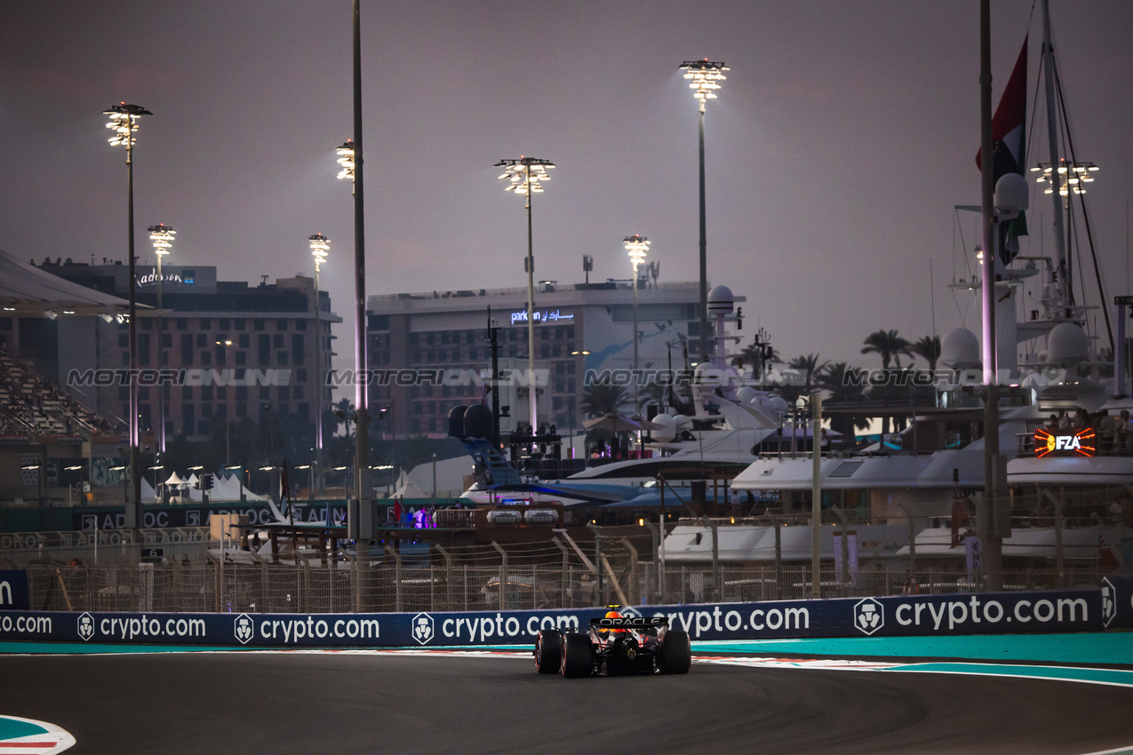 GP ABU DHABI, Yuki Tsunoda (JPN) Red Bull Racing RB21.

05.12.2025. Formula 1 World Championship, Rd 24, Abu Dhabi Grand Prix, Yas Marina Circuit, Abu Dhabi, Practice Day.

- www.xpbimages.com, EMail: requests@xpbimages.com © Copyright: Bearne / XPB Images