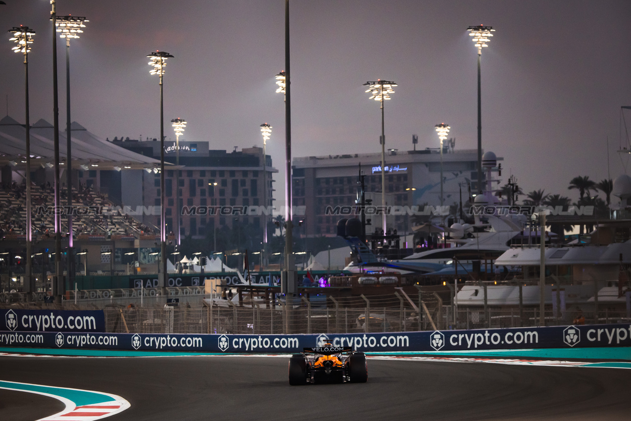 GP ABU DHABI, Oscar Piastri (AUS) McLaren MCL39.
05.12.2025. Formula 1 World Championship, Rd 24, Abu Dhabi Grand Prix, Yas Marina Circuit, Abu Dhabi, Practice Day.
- www.xpbimages.com, EMail: requests@xpbimages.com © Copyright: Bearne / XPB Images