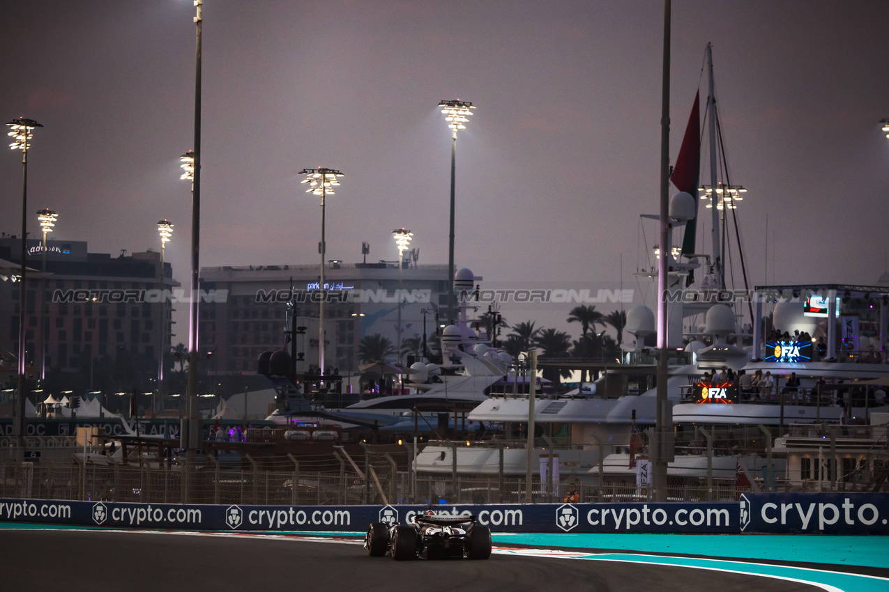 GP ABU DHABI, Esteban Ocon (FRA) Haas VF-25.

05.12.2025. Formula 1 World Championship, Rd 24, Abu Dhabi Grand Prix, Yas Marina Circuit, Abu Dhabi, Practice Day.

- www.xpbimages.com, EMail: requests@xpbimages.com © Copyright: Bearne / XPB Images