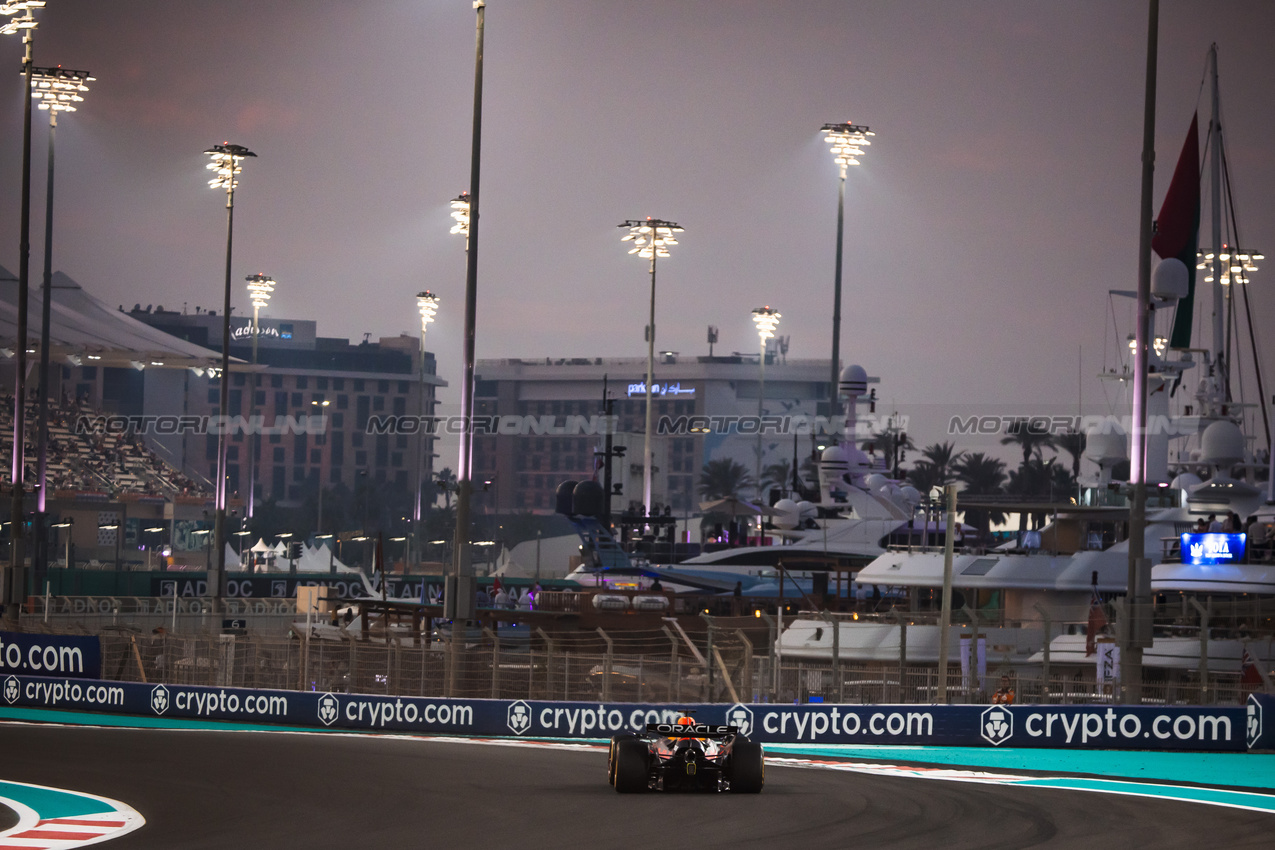 GP ABU DHABI, Max Verstappen (NLD) Red Bull Racing RB21.

05.12.2025. Formula 1 World Championship, Rd 24, Abu Dhabi Grand Prix, Yas Marina Circuit, Abu Dhabi, Practice Day.

- www.xpbimages.com, EMail: requests@xpbimages.com © Copyright: Bearne / XPB Images