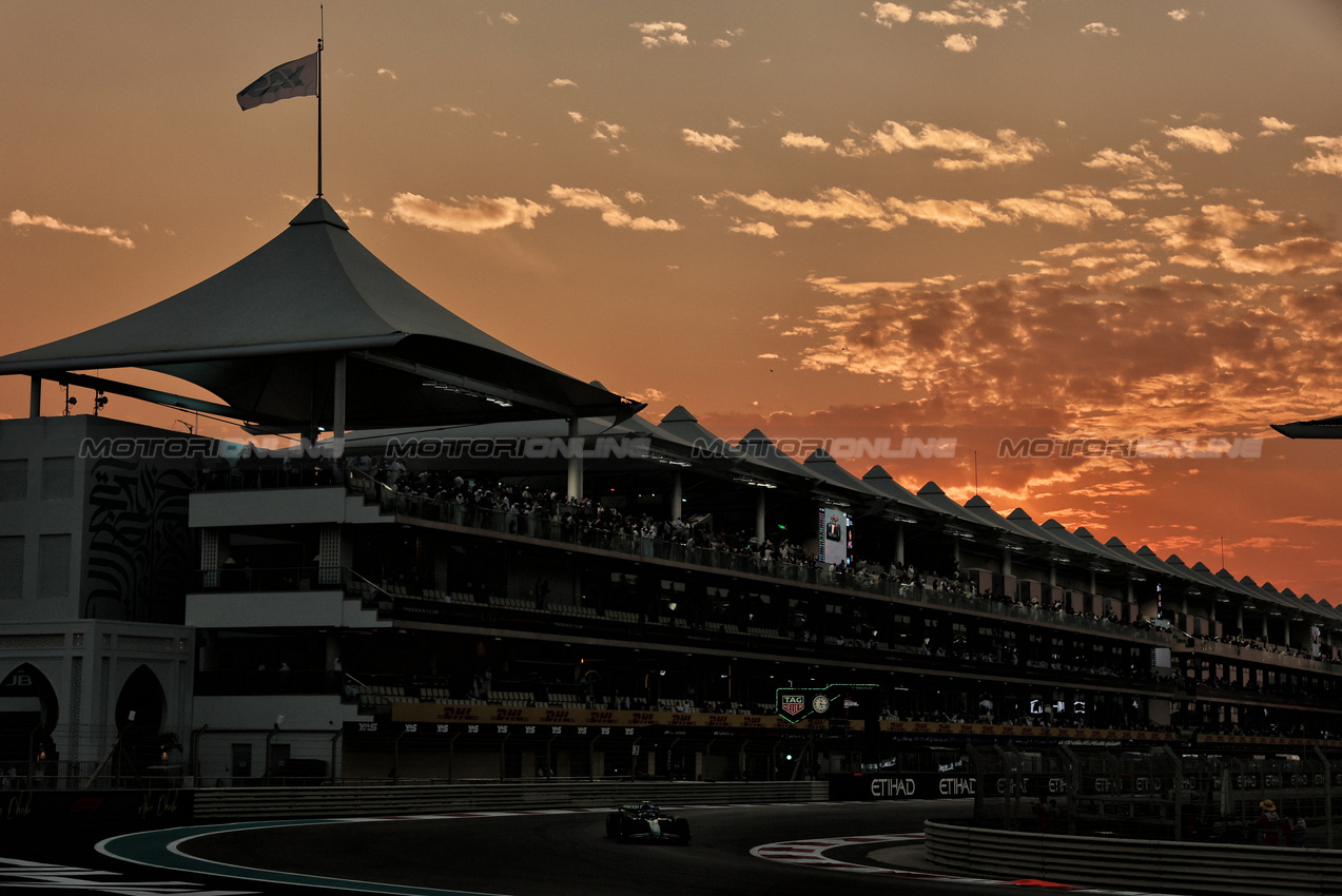 GP ABU DHABI, Fernando Alonso (ESP) Aston Martin F1 Team AMR25.

05.12.2025. Formula 1 World Championship, Rd 24, Abu Dhabi Grand Prix, Yas Marina Circuit, Abu Dhabi, Practice Day.

- www.xpbimages.com, EMail: requests@xpbimages.com © Copyright: Moy / XPB Images