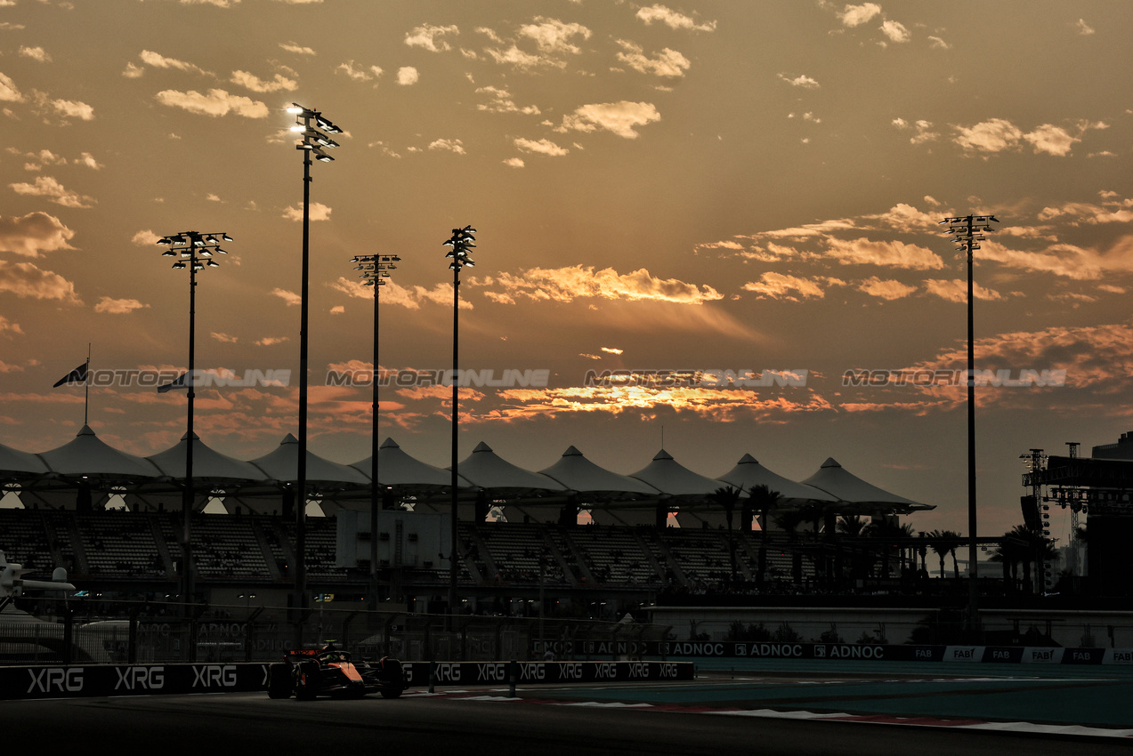 GP ABU DHABI, Lando Norris (GBR) McLaren MCL39.
05.12.2025. Formula 1 World Championship, Rd 24, Abu Dhabi Grand Prix, Yas Marina Circuit, Abu Dhabi, Practice Day.
- www.xpbimages.com, EMail: requests@xpbimages.com © Copyright: Charniaux / XPB Images