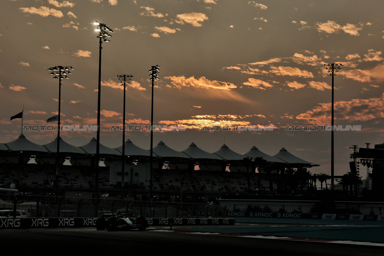 GP ABU DHABI, Fernando Alonso (ESP) Aston Martin F1 Team AMR25.

05.12.2025. Formula 1 World Championship, Rd 24, Abu Dhabi Grand Prix, Yas Marina Circuit, Abu Dhabi, Practice Day.

- www.xpbimages.com, EMail: requests@xpbimages.com © Copyright: Charniaux / XPB Images