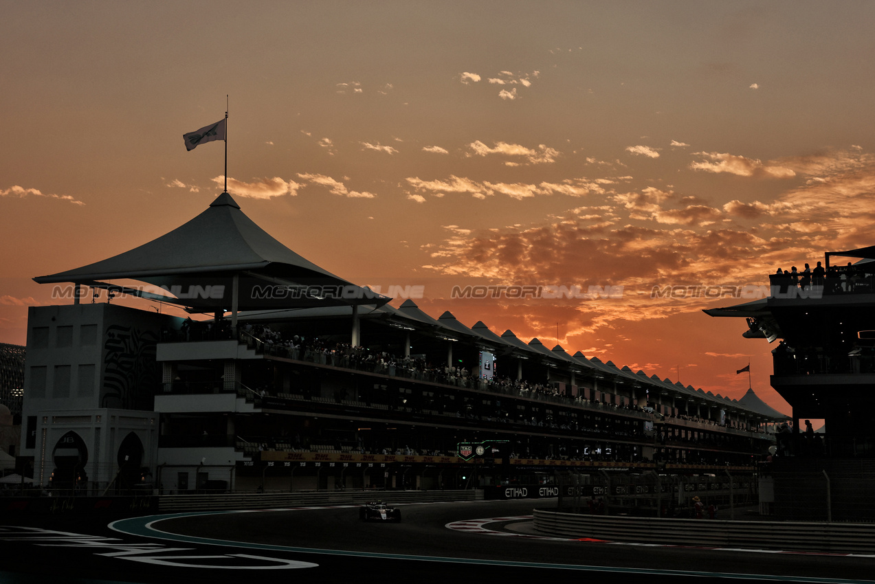 GP ABU DHABI, Oliver Bearman (GBR) Haas VF-25.
05.12.2025. Formula 1 World Championship, Rd 24, Abu Dhabi Grand Prix, Yas Marina Circuit, Abu Dhabi, Practice Day.
- www.xpbimages.com, EMail: requests@xpbimages.com © Copyright: Moy / XPB Images