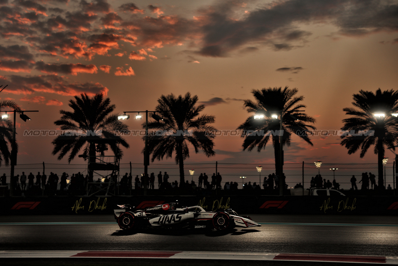 GP ABU DHABI, Esteban Ocon (FRA) Haas VF-25.
05.12.2025. Formula 1 World Championship, Rd 24, Abu Dhabi Grand Prix, Yas Marina Circuit, Abu Dhabi, Practice Day.
- www.xpbimages.com, EMail: requests@xpbimages.com © Copyright: Moy / XPB Images