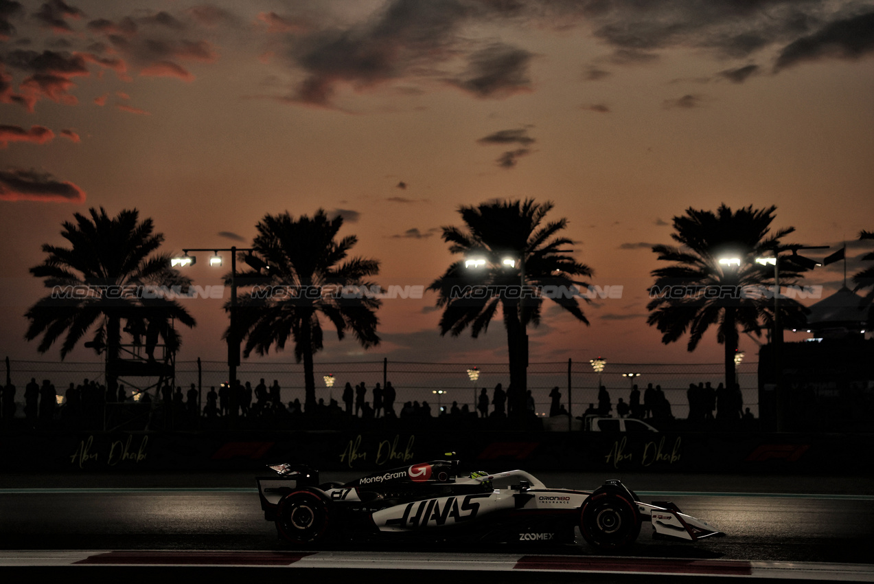 GP ABU DHABI, Oliver Bearman (GBR) Haas VF-25.
05.12.2025. Formula 1 World Championship, Rd 24, Abu Dhabi Grand Prix, Yas Marina Circuit, Abu Dhabi, Practice Day.
- www.xpbimages.com, EMail: requests@xpbimages.com © Copyright: Moy / XPB Images