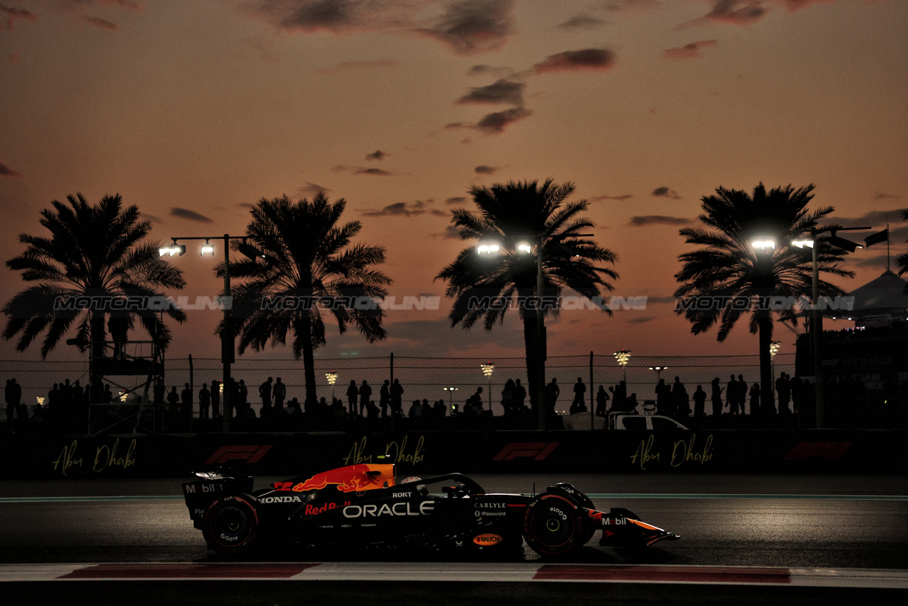 GP ABU DHABI, Yuki Tsunoda (JPN) Red Bull Racing RB21.

05.12.2025. Formula 1 World Championship, Rd 24, Abu Dhabi Grand Prix, Yas Marina Circuit, Abu Dhabi, Practice Day.

- www.xpbimages.com, EMail: requests@xpbimages.com © Copyright: Moy / XPB Images