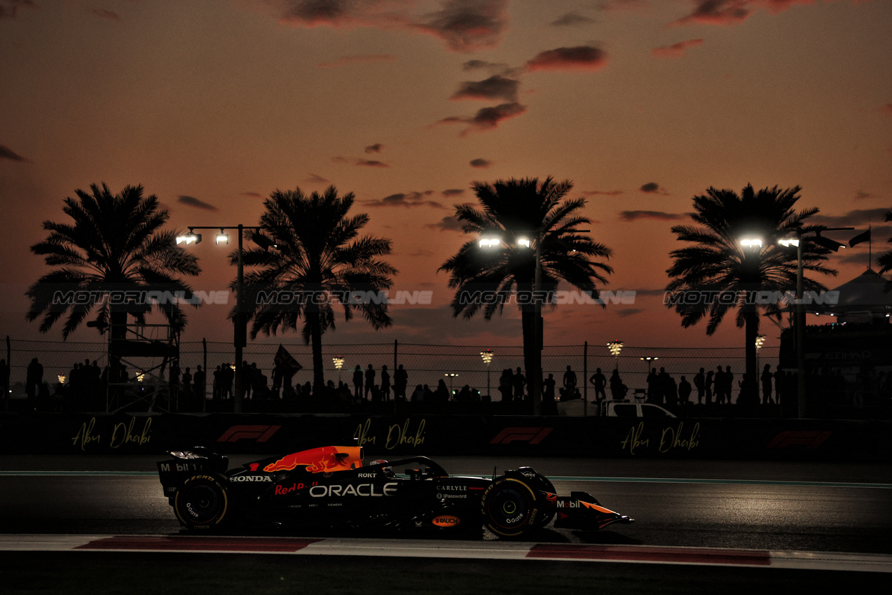 GP ABU DHABI, Max Verstappen (NLD) Red Bull Racing RB21.
05.12.2025. Formula 1 World Championship, Rd 24, Abu Dhabi Grand Prix, Yas Marina Circuit, Abu Dhabi, Practice Day.
- www.xpbimages.com, EMail: requests@xpbimages.com © Copyright: Moy / XPB Images