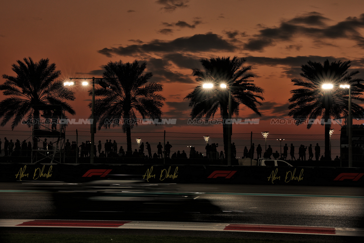 GP ABU DHABI, George Russell (GBR) Mercedes AMG F1 W16.

05.12.2025. Formula 1 World Championship, Rd 24, Abu Dhabi Grand Prix, Yas Marina Circuit, Abu Dhabi, Practice Day.

- www.xpbimages.com, EMail: requests@xpbimages.com © Copyright: Moy / XPB Images