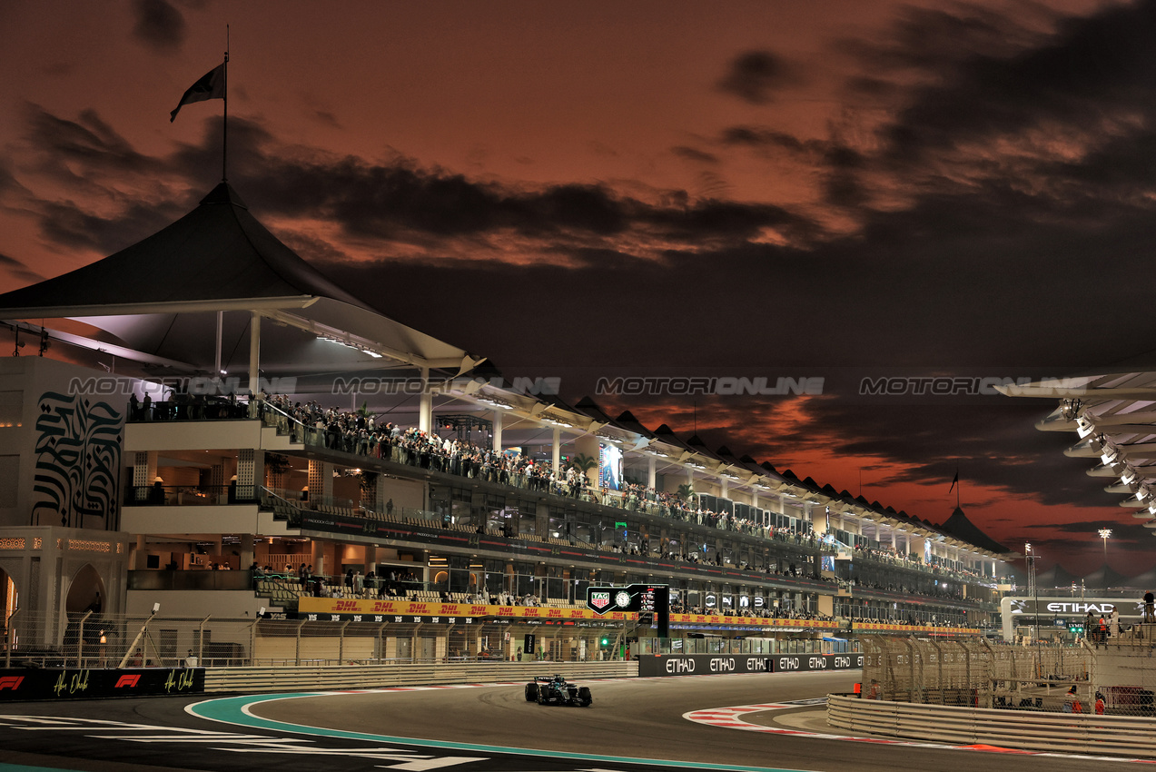 GP ABU DHABI, George Russell (GBR) Mercedes AMG F1 W16.

05.12.2025. Formula 1 World Championship, Rd 24, Abu Dhabi Grand Prix, Yas Marina Circuit, Abu Dhabi, Practice Day.

- www.xpbimages.com, EMail: requests@xpbimages.com © Copyright: Moy / XPB Images