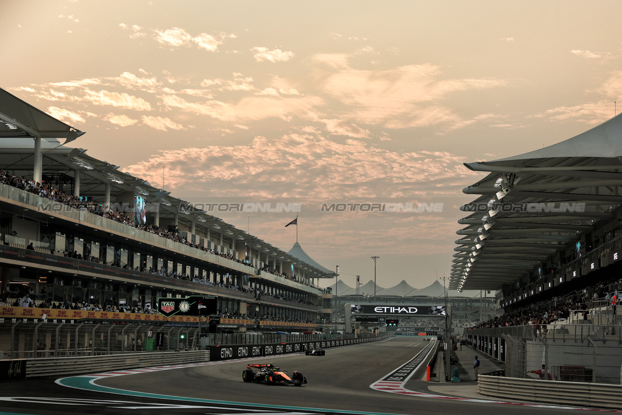GP ABU DHABI, Lando Norris (GBR) McLaren MCL39.

05.12.2025. Formula 1 World Championship, Rd 24, Abu Dhabi Grand Prix, Yas Marina Circuit, Abu Dhabi, Practice Day.

- www.xpbimages.com, EMail: requests@xpbimages.com © Copyright: Moy / XPB Images