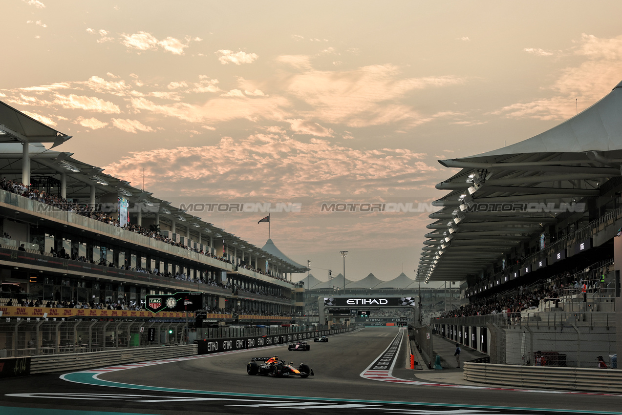 GP ABU DHABI, Max Verstappen (NLD) Red Bull Racing RB21.

05.12.2025. Formula 1 World Championship, Rd 24, Abu Dhabi Grand Prix, Yas Marina Circuit, Abu Dhabi, Practice Day.

- www.xpbimages.com, EMail: requests@xpbimages.com © Copyright: Moy / XPB Images