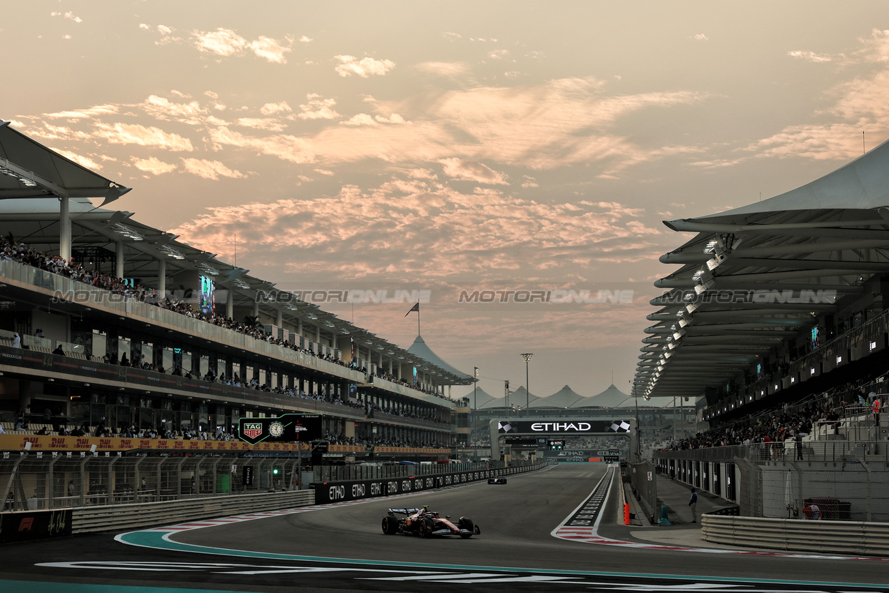 GP ABU DHABI, Lewis Hamilton (GBR) Ferrari SF-25.
05.12.2025. Formula 1 World Championship, Rd 24, Abu Dhabi Grand Prix, Yas Marina Circuit, Abu Dhabi, Practice Day.
- www.xpbimages.com, EMail: requests@xpbimages.com © Copyright: Moy / XPB Images