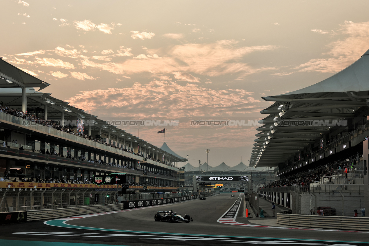 GP ABU DHABI, Andrea Kimi Antonelli (ITA) Mercedes AMG F1 W16.

05.12.2025. Formula 1 World Championship, Rd 24, Abu Dhabi Grand Prix, Yas Marina Circuit, Abu Dhabi, Practice Day.

- www.xpbimages.com, EMail: requests@xpbimages.com © Copyright: Moy / XPB Images