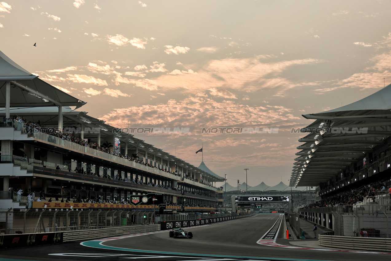 GP ABU DHABI, Fernando Alonso (ESP) Aston Martin F1 Team AMR25.

05.12.2025. Formula 1 World Championship, Rd 24, Abu Dhabi Grand Prix, Yas Marina Circuit, Abu Dhabi, Practice Day.

- www.xpbimages.com, EMail: requests@xpbimages.com © Copyright: Moy / XPB Images