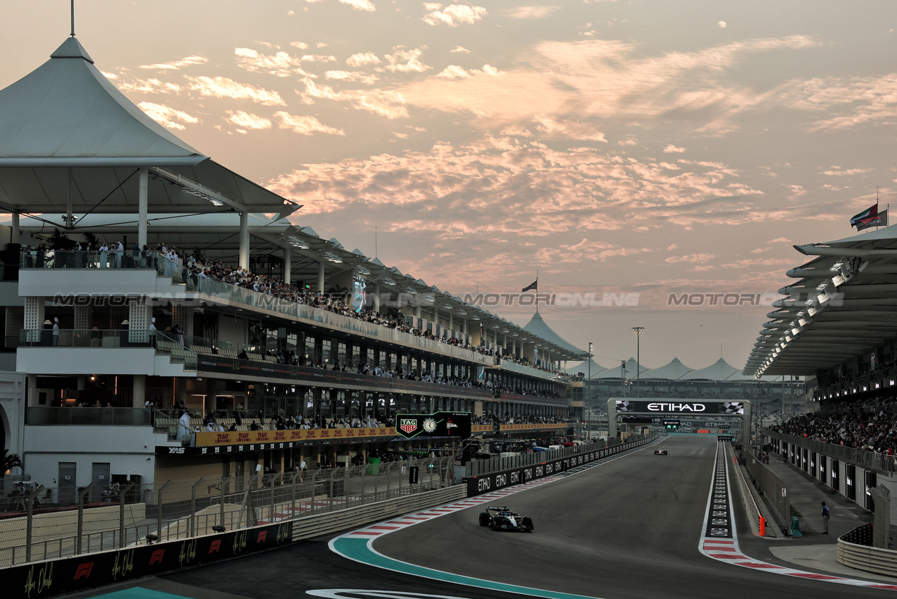 GP ABU DHABI, George Russell (GBR) Mercedes AMG F1 W16.

05.12.2025. Formula 1 World Championship, Rd 24, Abu Dhabi Grand Prix, Yas Marina Circuit, Abu Dhabi, Practice Day.

- www.xpbimages.com, EMail: requests@xpbimages.com © Copyright: Moy / XPB Images