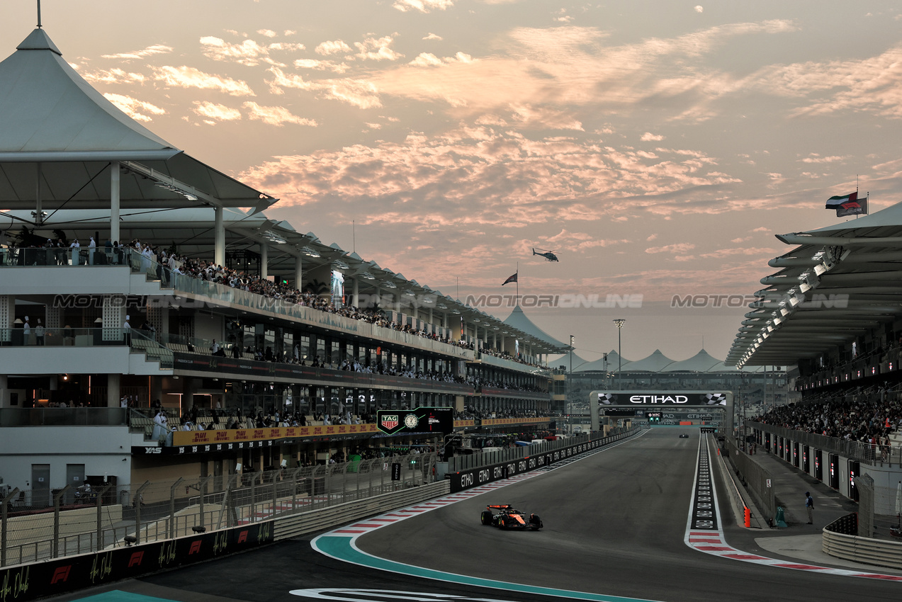 GP ABU DHABI, Oscar Piastri (AUS) McLaren MCL39.

05.12.2025. Formula 1 World Championship, Rd 24, Abu Dhabi Grand Prix, Yas Marina Circuit, Abu Dhabi, Practice Day.

- www.xpbimages.com, EMail: requests@xpbimages.com © Copyright: Moy / XPB Images