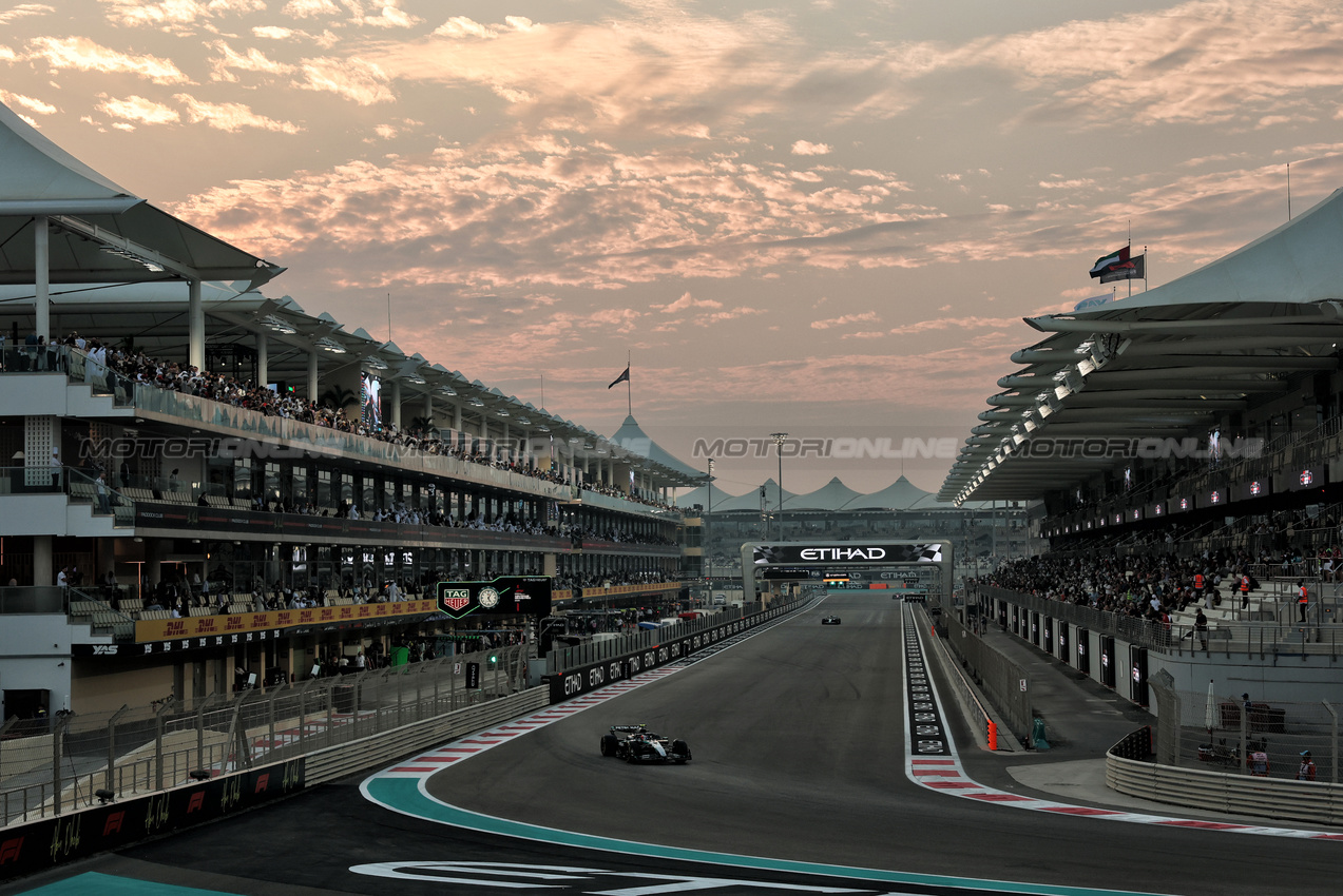 GP ABU DHABI, Andrea Kimi Antonelli (ITA) Mercedes AMG F1 W16.

05.12.2025. Formula 1 World Championship, Rd 24, Abu Dhabi Grand Prix, Yas Marina Circuit, Abu Dhabi, Practice Day.

- www.xpbimages.com, EMail: requests@xpbimages.com © Copyright: Moy / XPB Images