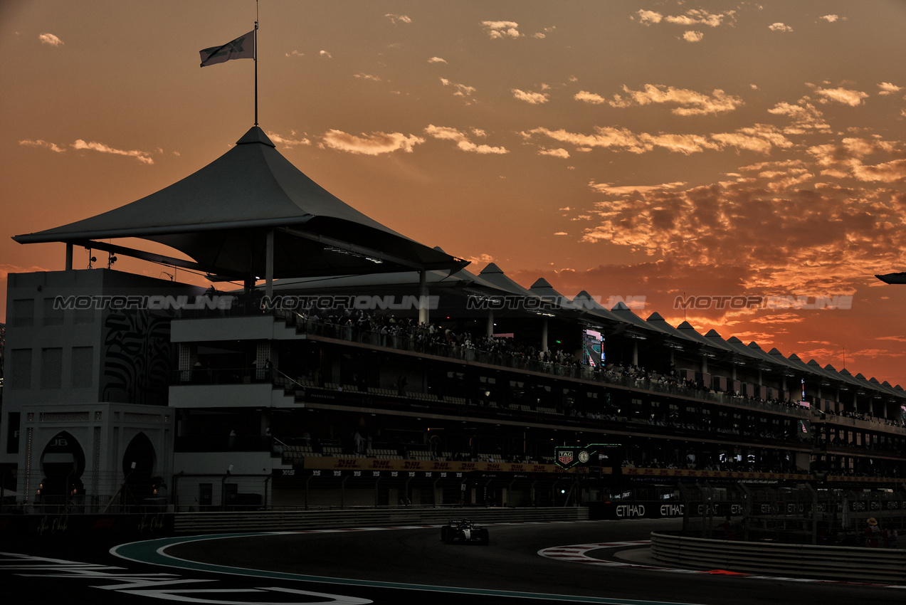 GP ABU DHABI, Alexander Albon (THA) Atlassian Williams Racing FW47.

05.12.2025. Formula 1 World Championship, Rd 24, Abu Dhabi Grand Prix, Yas Marina Circuit, Abu Dhabi, Practice Day.

- www.xpbimages.com, EMail: requests@xpbimages.com © Copyright: Moy / XPB Images