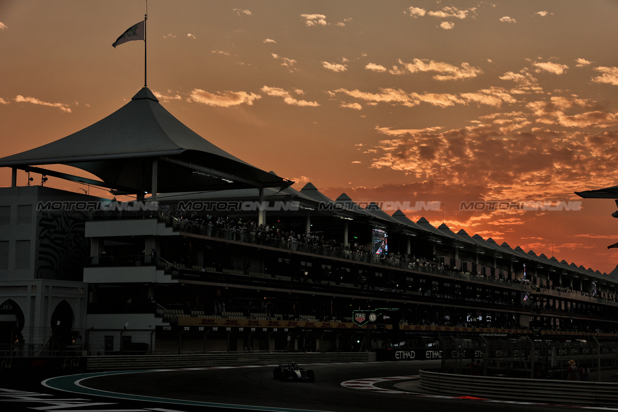 GP ABU DHABI, Andrea Kimi Antonelli (ITA) Mercedes AMG F1 W16.

05.12.2025. Formula 1 World Championship, Rd 24, Abu Dhabi Grand Prix, Yas Marina Circuit, Abu Dhabi, Practice Day.

- www.xpbimages.com, EMail: requests@xpbimages.com © Copyright: Moy / XPB Images