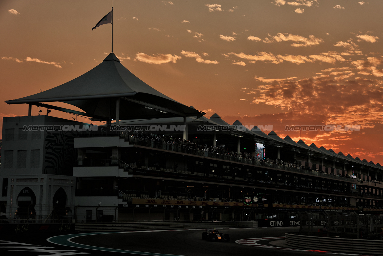 GP ABU DHABI, Yuki Tsunoda (JPN) Red Bull Racing RB21.

05.12.2025. Formula 1 World Championship, Rd 24, Abu Dhabi Grand Prix, Yas Marina Circuit, Abu Dhabi, Practice Day.

- www.xpbimages.com, EMail: requests@xpbimages.com © Copyright: Moy / XPB Images