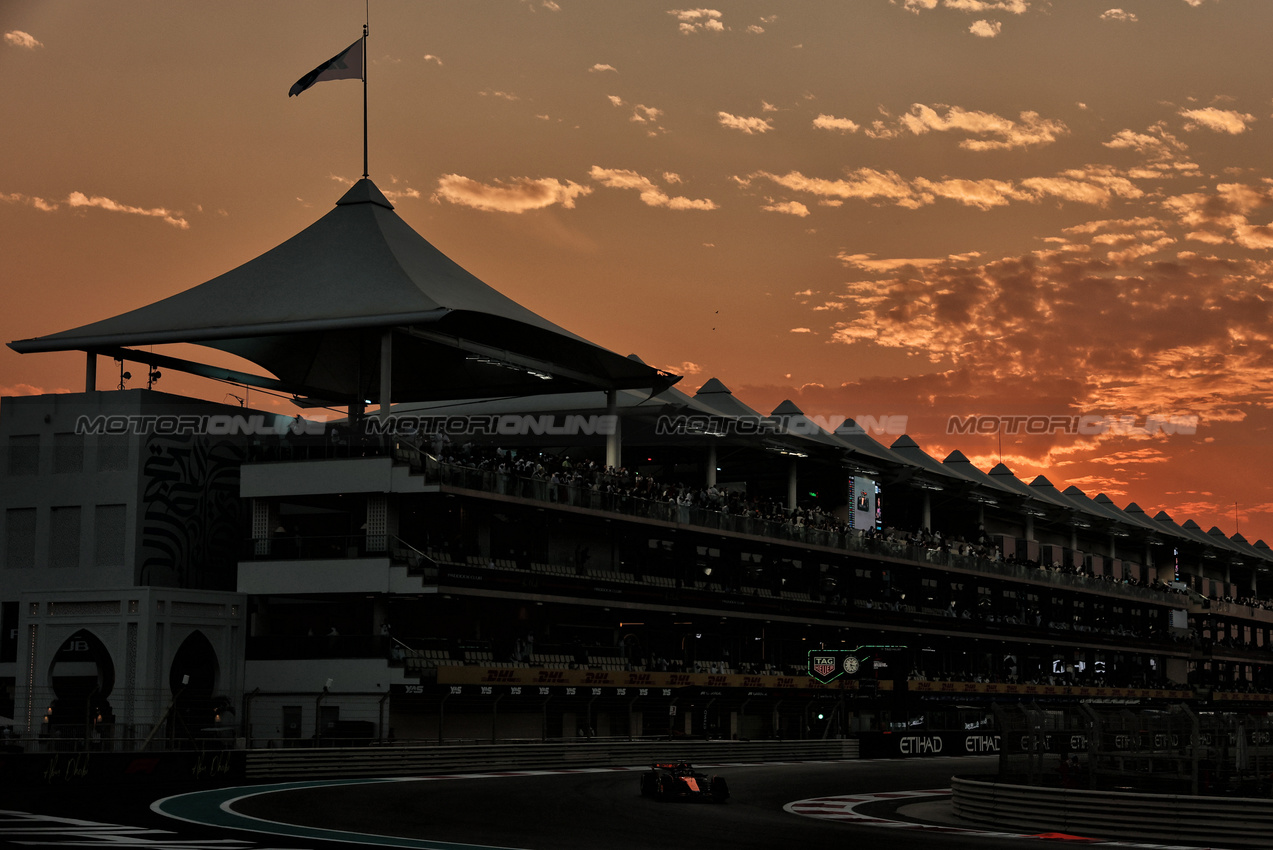 GP ABU DHABI, Oscar Piastri (AUS) McLaren MCL39.
05.12.2025. Formula 1 World Championship, Rd 24, Abu Dhabi Grand Prix, Yas Marina Circuit, Abu Dhabi, Practice Day.
- www.xpbimages.com, EMail: requests@xpbimages.com © Copyright: Moy / XPB Images