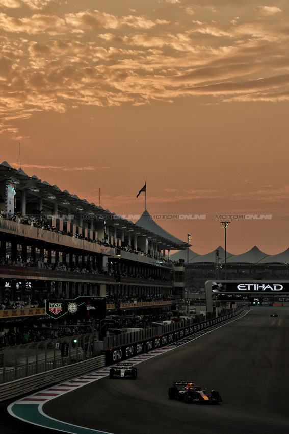 GP ABU DHABI, Max Verstappen (NLD) Red Bull Racing RB21.

05.12.2025. Formula 1 World Championship, Rd 24, Abu Dhabi Grand Prix, Yas Marina Circuit, Abu Dhabi, Practice Day.

- www.xpbimages.com, EMail: requests@xpbimages.com © Copyright: Moy / XPB Images