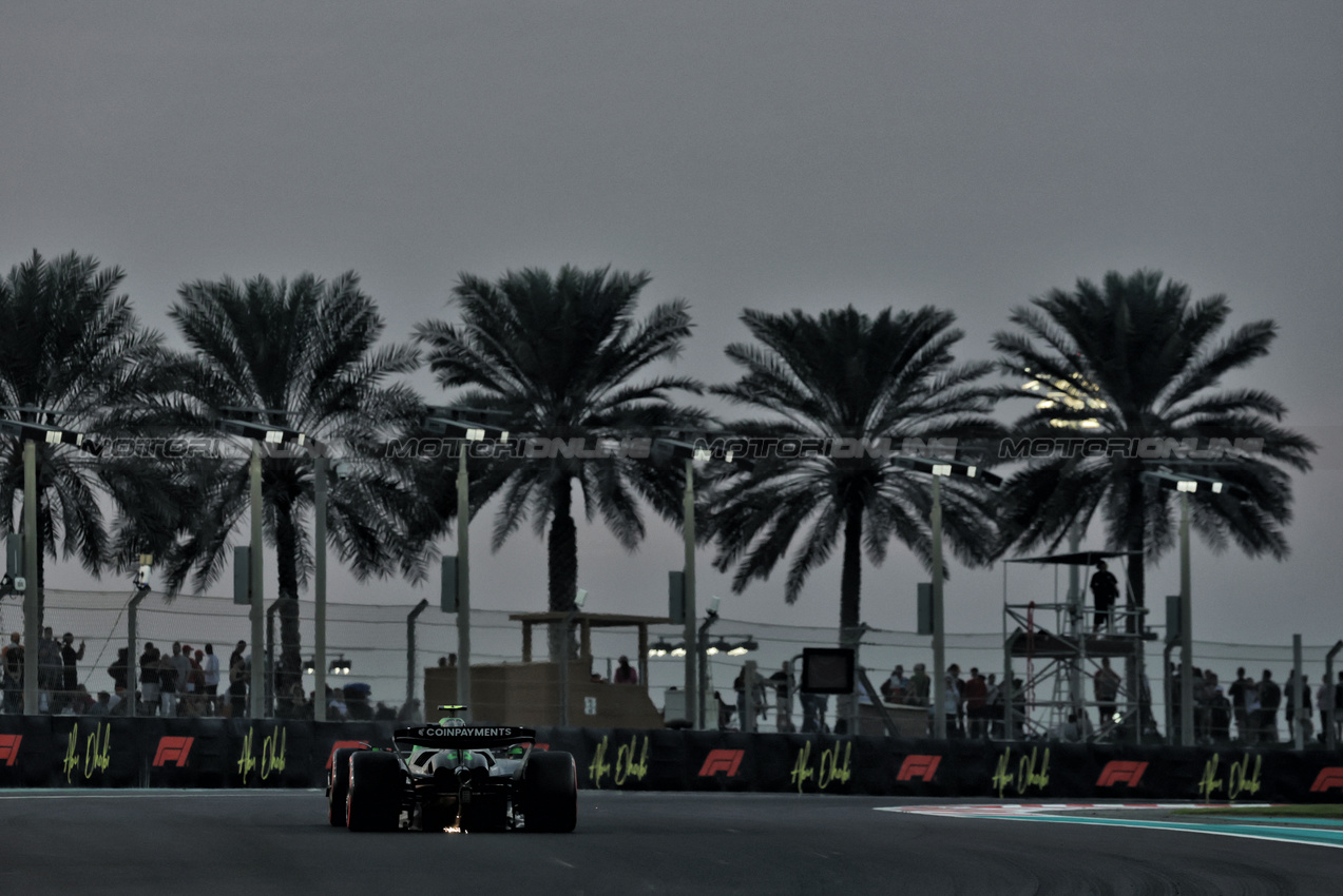 GP ABU DHABI, Gabriel Bortoleto (BRA) Sauber C45.
05.12.2025. Formula 1 World Championship, Rd 24, Abu Dhabi Grand Prix, Yas Marina Circuit, Abu Dhabi, Practice Day.
- www.xpbimages.com, EMail: requests@xpbimages.com © Copyright: Moy / XPB Images