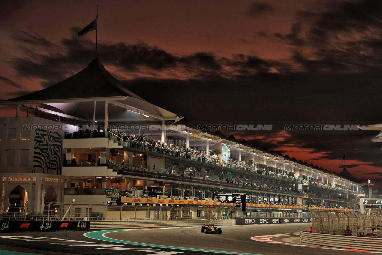 GP ABU DHABI, Lando Norris (GBR) McLaren MCL39.

05.12.2025. Formula 1 World Championship, Rd 24, Abu Dhabi Grand Prix, Yas Marina Circuit, Abu Dhabi, Practice Day.

- www.xpbimages.com, EMail: requests@xpbimages.com © Copyright: Moy / XPB Images