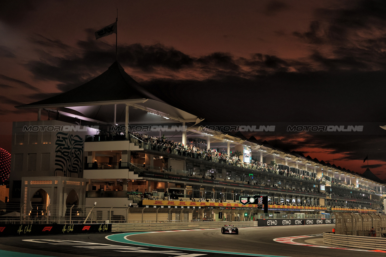 GP ABU DHABI, Oliver Bearman (GBR) Haas VF-25.

05.12.2025. Formula 1 World Championship, Rd 24, Abu Dhabi Grand Prix, Yas Marina Circuit, Abu Dhabi, Practice Day.

- www.xpbimages.com, EMail: requests@xpbimages.com © Copyright: Moy / XPB Images