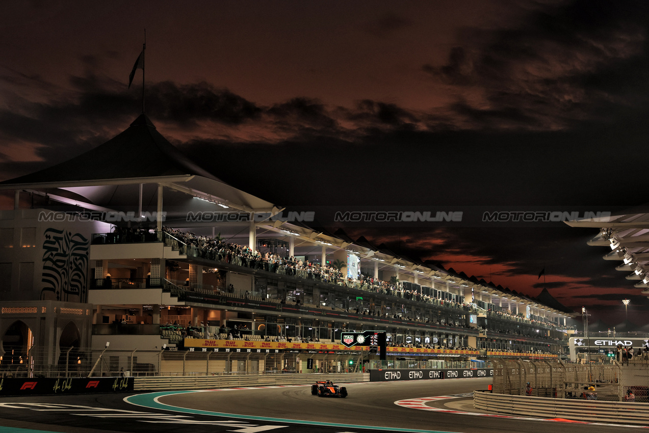 GP ABU DHABI, Oscar Piastri (AUS) McLaren MCL39.

05.12.2025. Formula 1 World Championship, Rd 24, Abu Dhabi Grand Prix, Yas Marina Circuit, Abu Dhabi, Practice Day.

- www.xpbimages.com, EMail: requests@xpbimages.com © Copyright: Moy / XPB Images