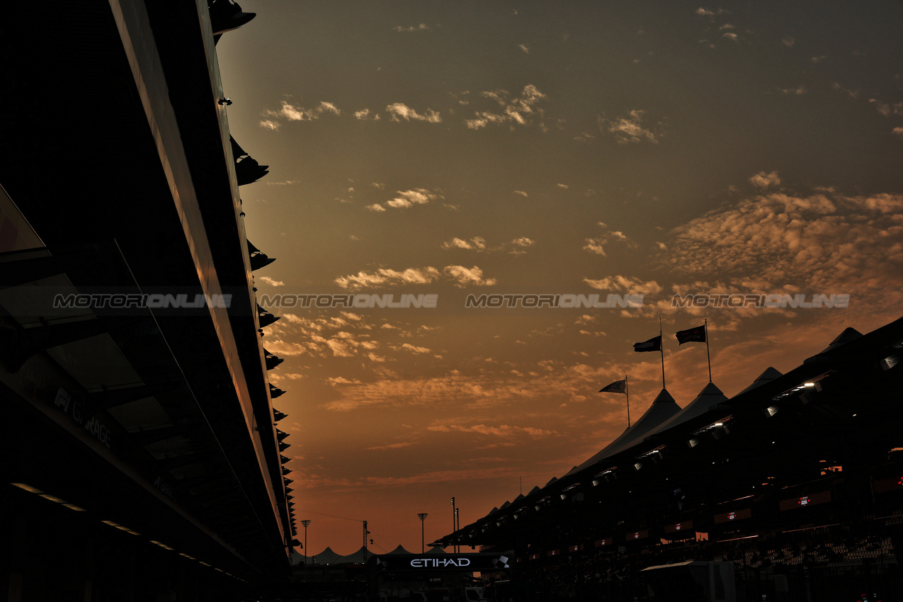 GP ABU DHABI, Circuit Atmosfera - sunset.

05.12.2025. Formula 1 World Championship, Rd 24, Abu Dhabi Grand Prix, Yas Marina Circuit, Abu Dhabi, Practice Day.

- www.xpbimages.com, EMail: requests@xpbimages.com © Copyright: Moy / XPB Images